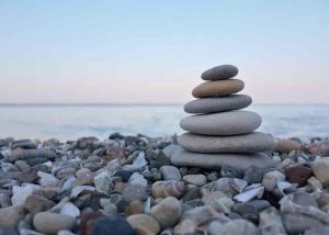 piedras-en-equilibrio-en-playa